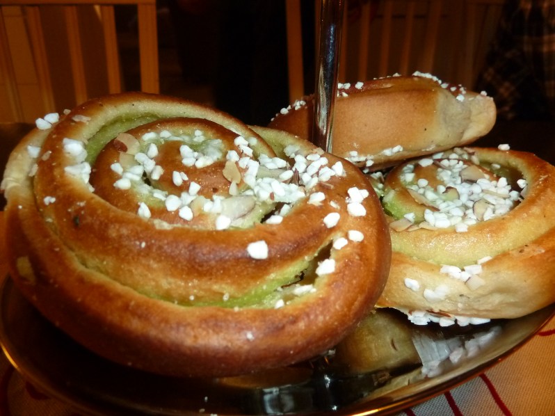 Pisctachio buns and cinnamon buns